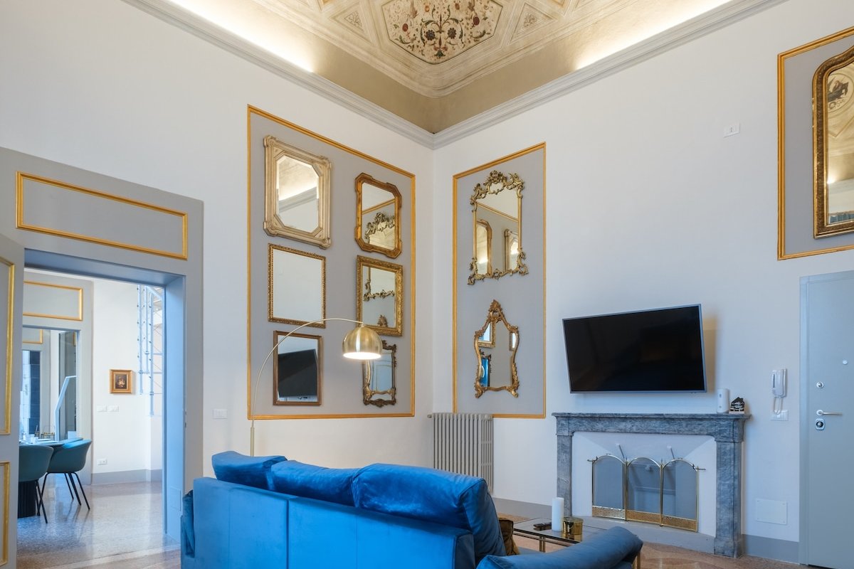 [Luxury] Affreschi Carracci • Piazza Maggiore gallery image 2