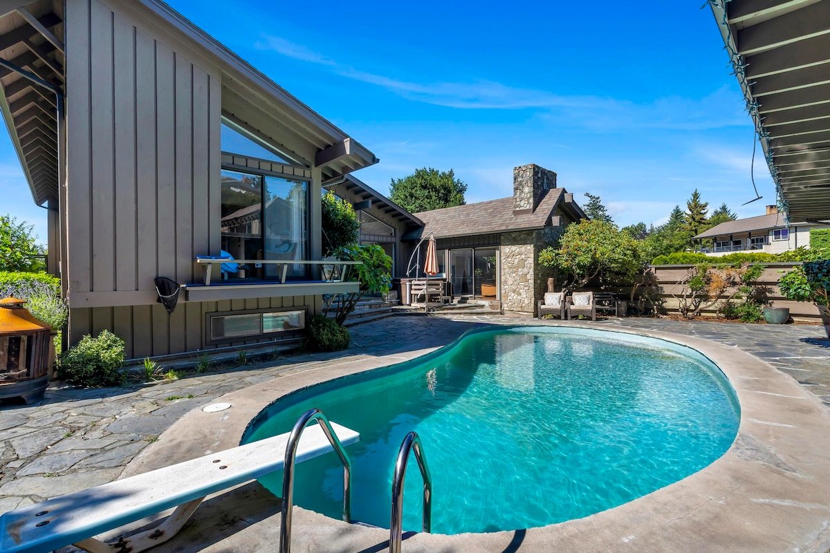 Victoria Vacation Villa w/Pool Hot Tub Oasis gallery image 2