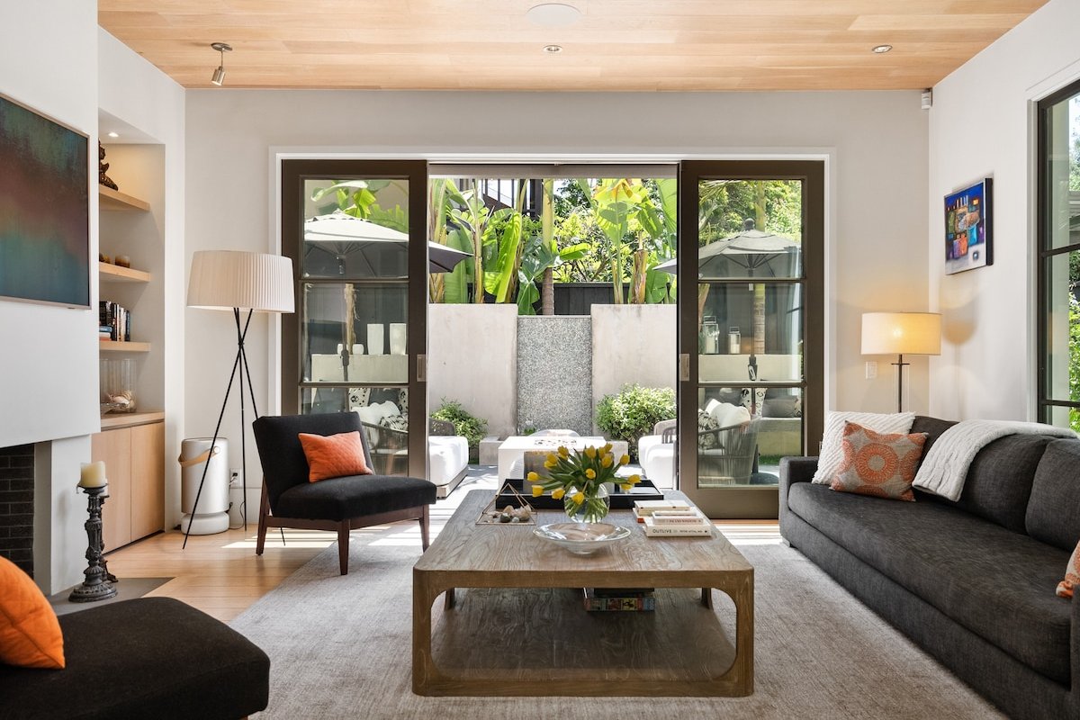 Modern Architectural Oasis in Menlo Park gallery image 2