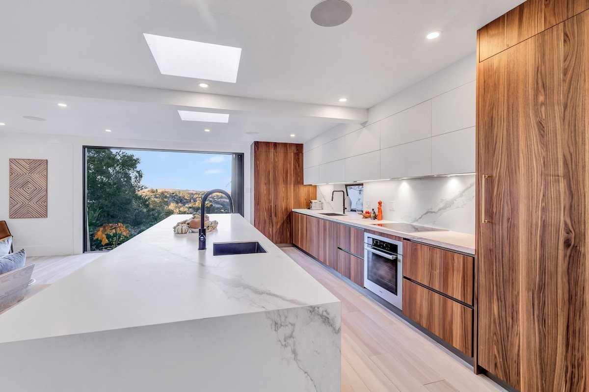 Stunning Luxurious Modern Los Altos Hills Villa gallery image 4