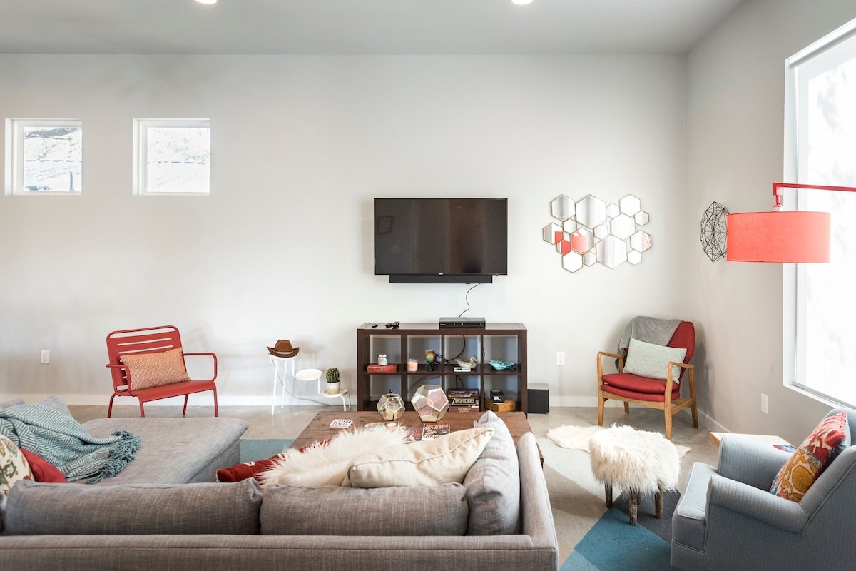 Unwind on the Private Patio of the East Austin Lodge gallery image 5