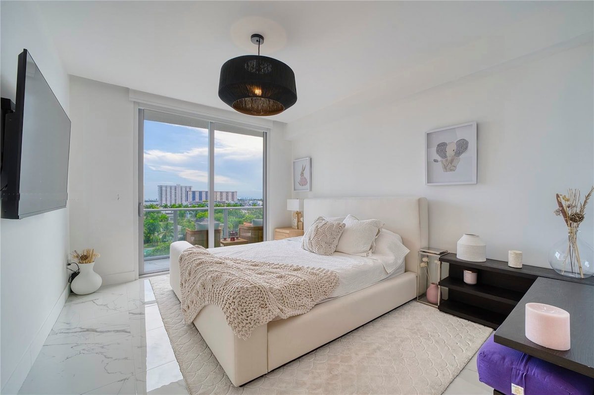 Stunning 2-story waterfront home gallery image 2