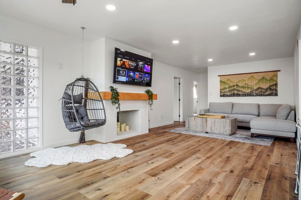 Spectacular Coastal Farmhouse 4BR in Ocean Beach! gallery image 4