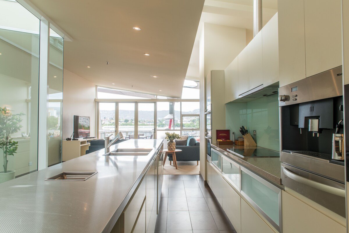 IXL 3br Penthouse with harbour views gallery image 3