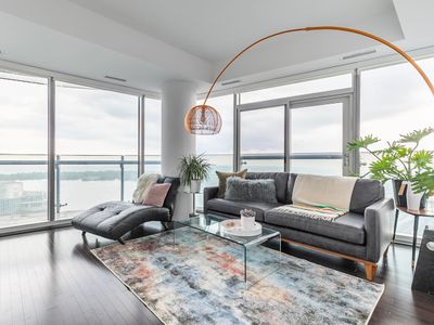Corner Suite with Panoramic Lake & CN Tower View