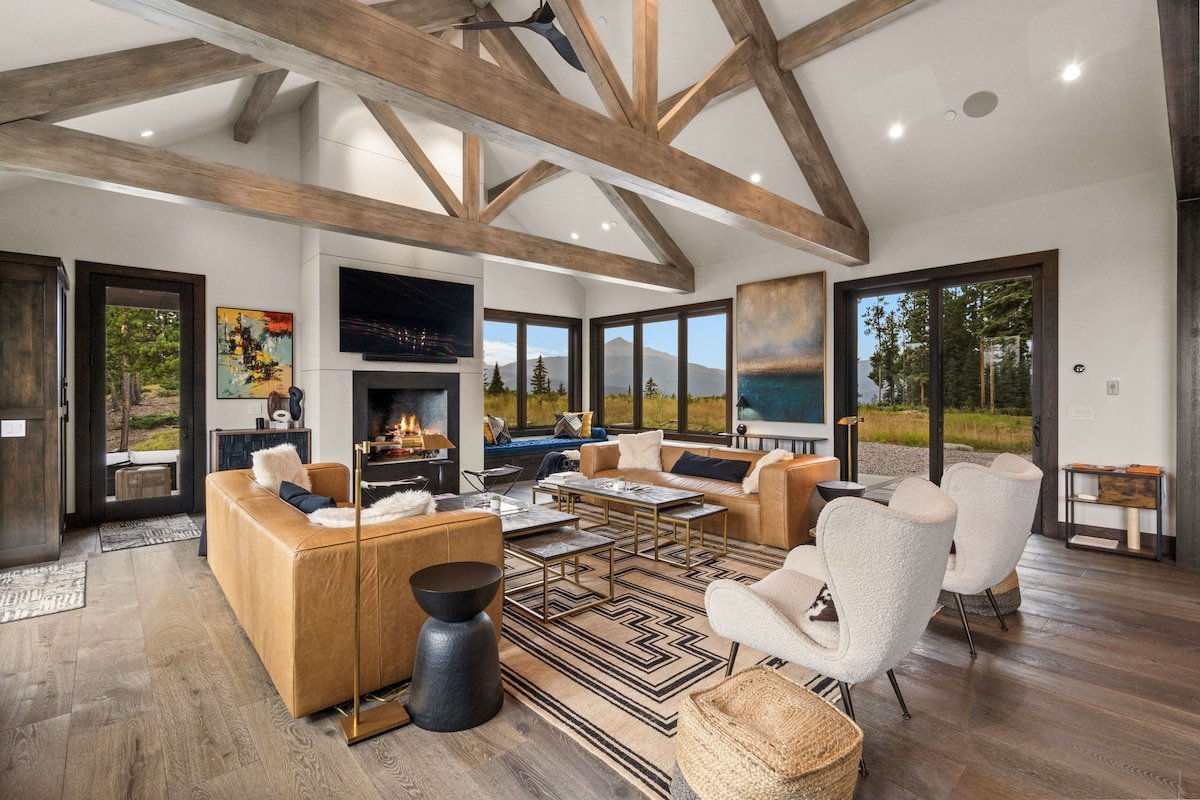 Private Luxury Escape | Deck, Hot Tub + Views!