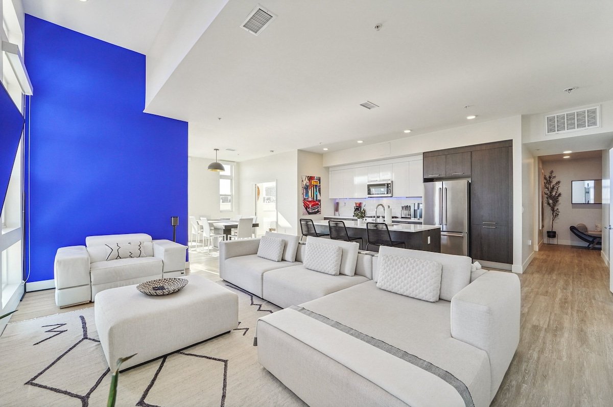 Penthouse w/ Garage + EV Spot gallery image 3