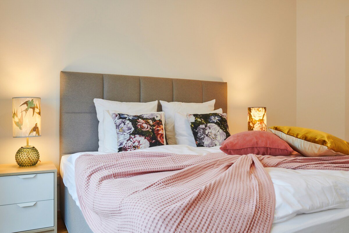 Bright Old Town 2-bedroom Apartment w/ balcony 3D gallery image 5