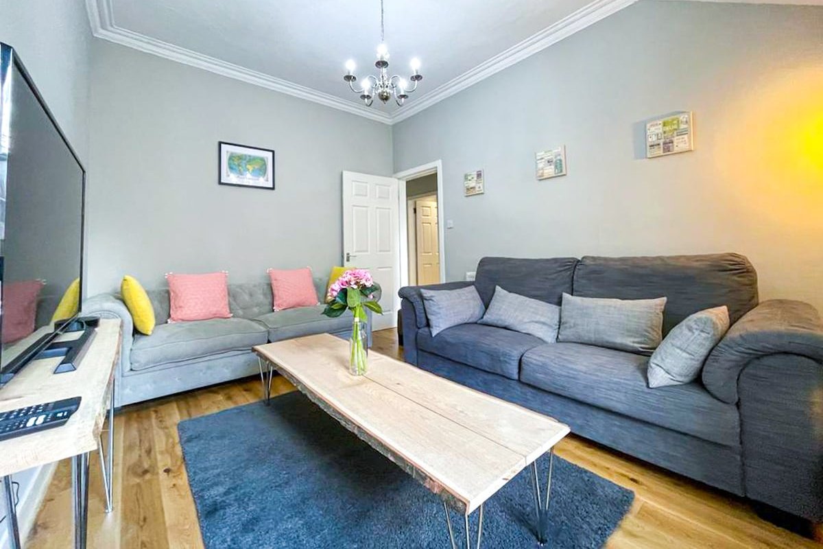 Charming 3 Bed Apartment in The Old Town gallery image 5