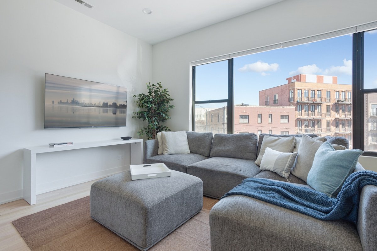 The Exclusive- 7 Bed, 6 Bath Retreat gallery image 3