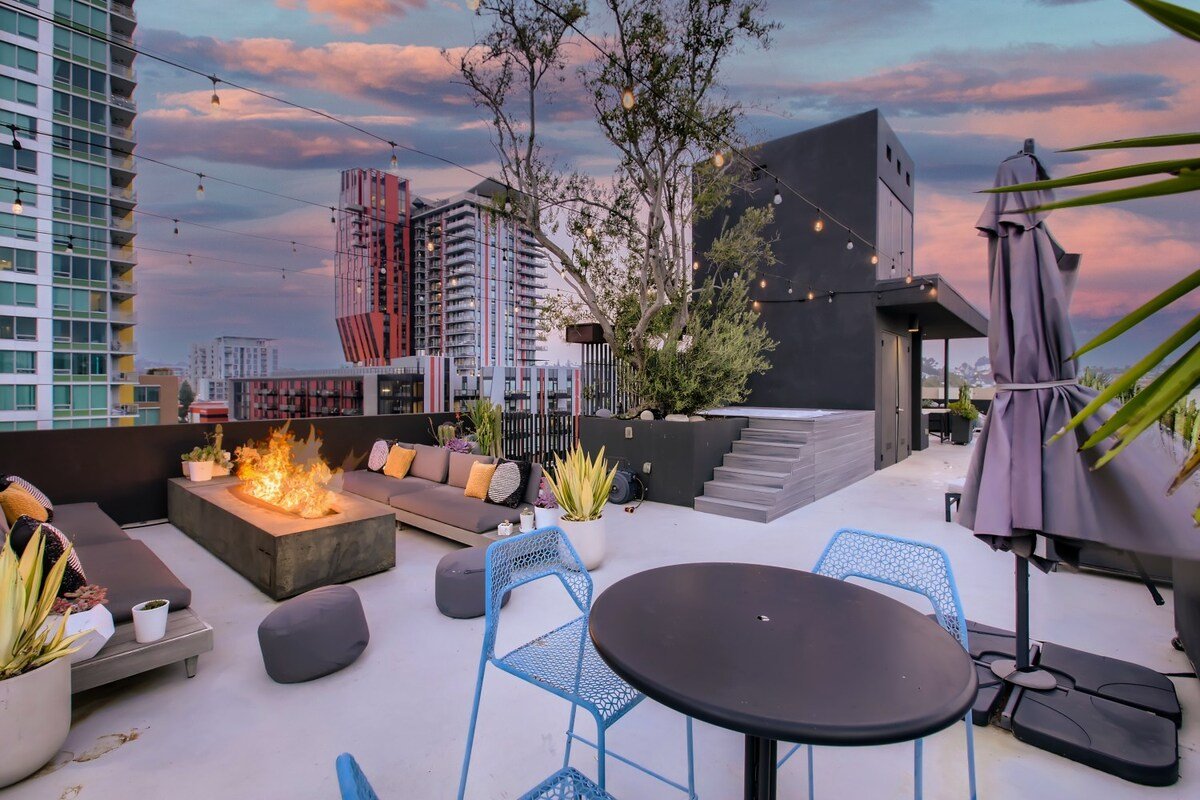 Penthouse with Private Rooftop! Hot Tub, Fire pit gallery image 3