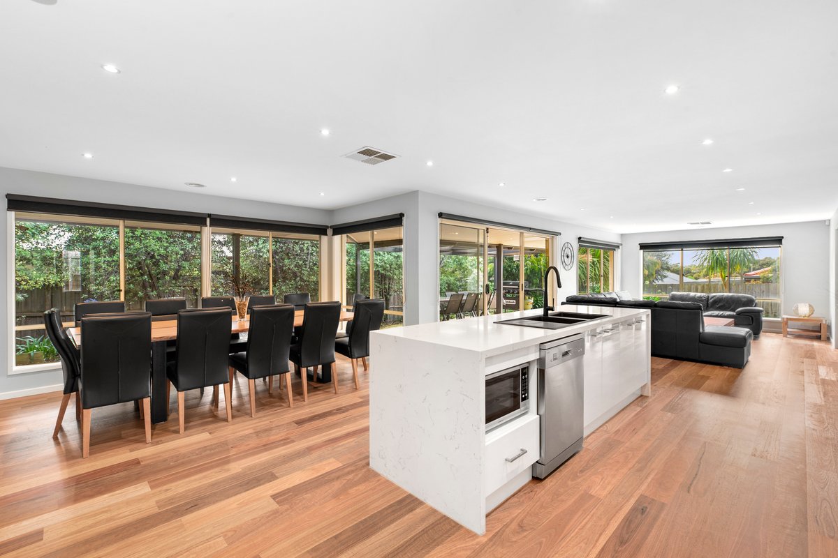 KINGSTON DOWNS sleeps 17, 5 BEDROOMS & 2 BATHROOMS