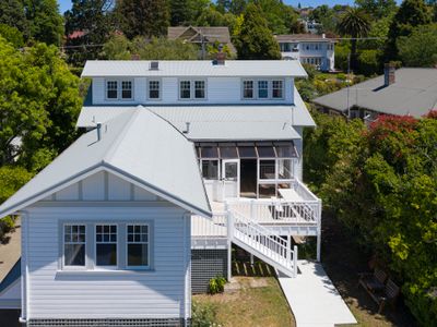 Well-located Home- inc King Master, 2 Queen Rooms