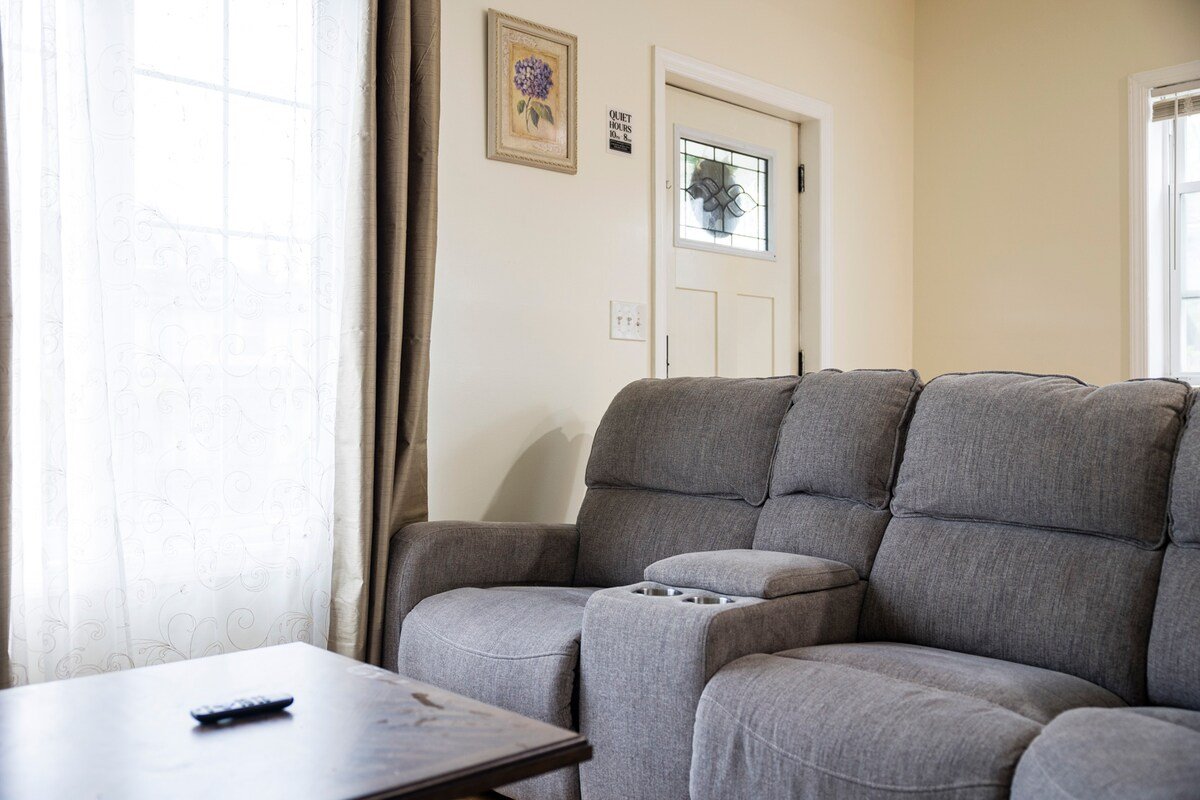 Bright NYC Apt, Near JFK, LGA & Easy Subway Access gallery image 3