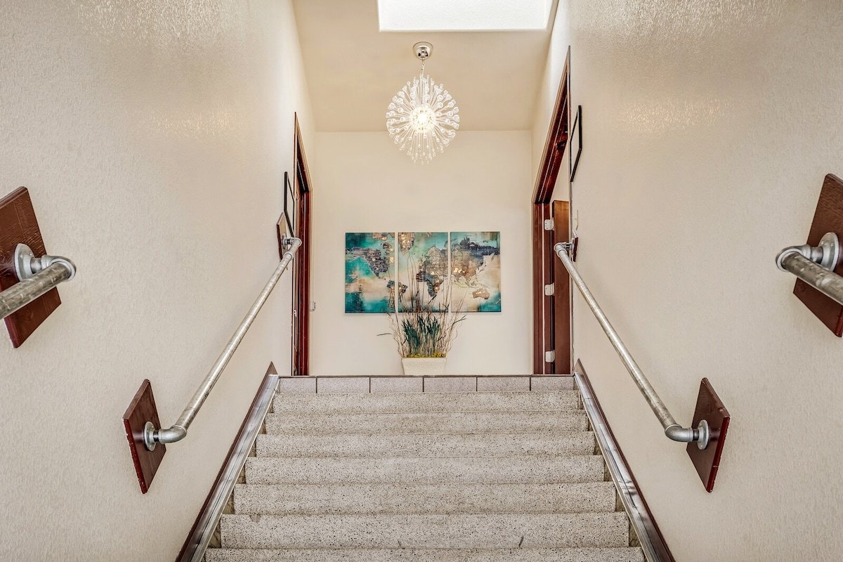 Recently Renovated 4 Bedroom Loft with Balcony gallery image 3