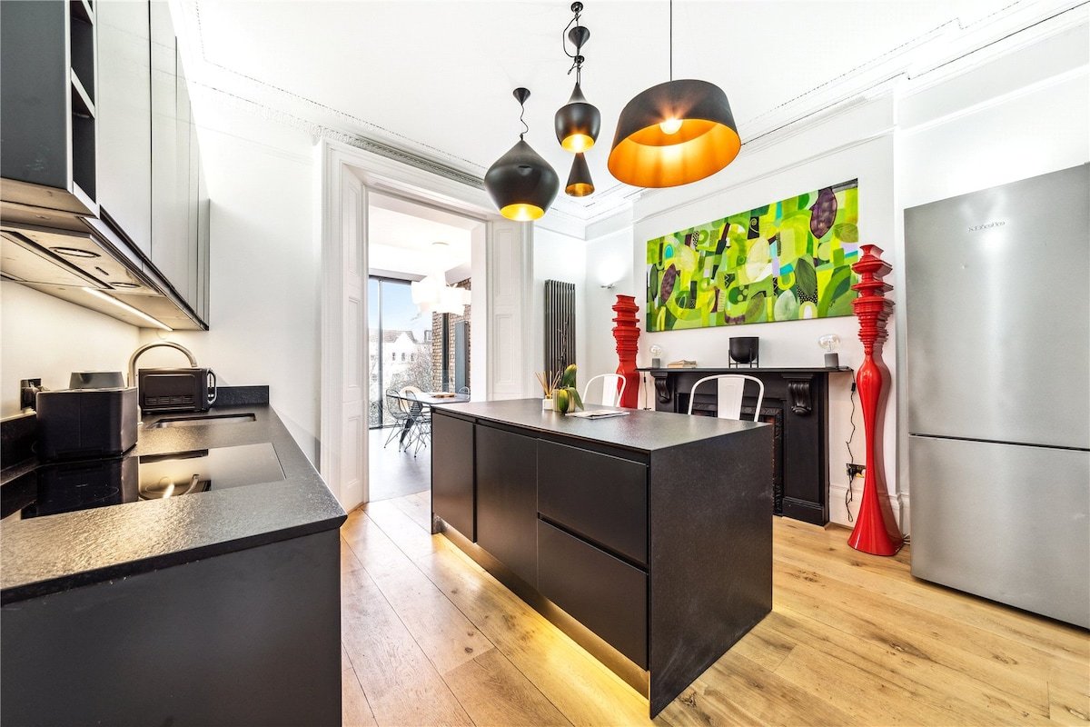 Notting Hill Retreat | Iconic Gardens | 3BR Duplex gallery image 2