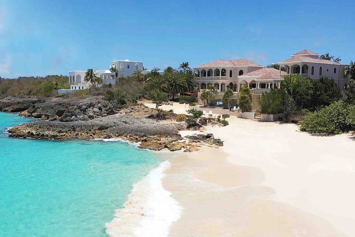 Sandcastle Villa: Ultra Luxury ON THE BEACH!