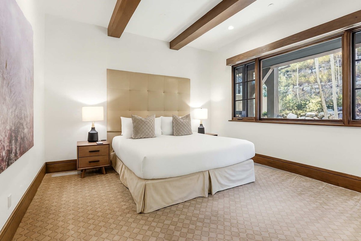 West Vail Retreat | Steps to Ski + Private Hot Tub gallery image 4