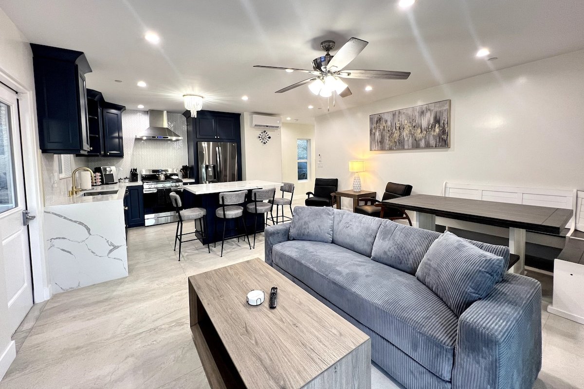 3-Home Private Compound w/ Pool, Spa & Game Room! gallery image 3