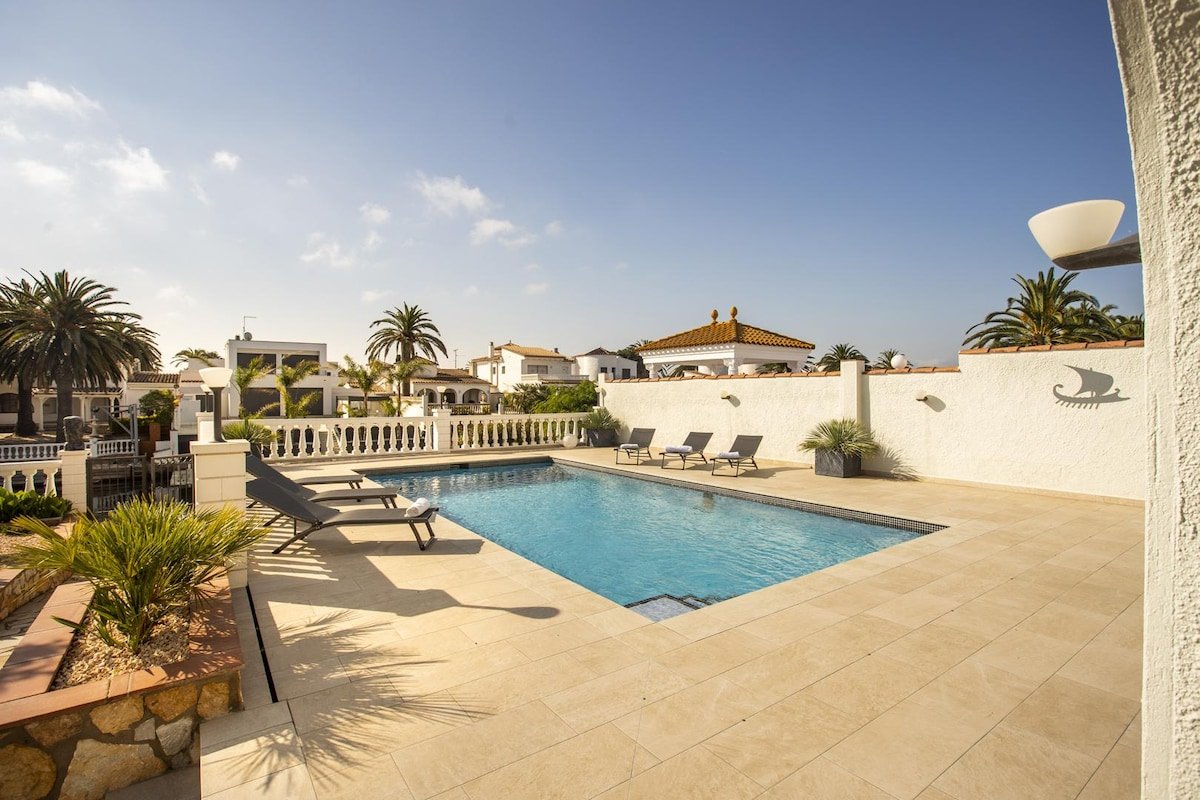 Fantastic villa on the canal with 5 bedrooms, swim gallery image 3