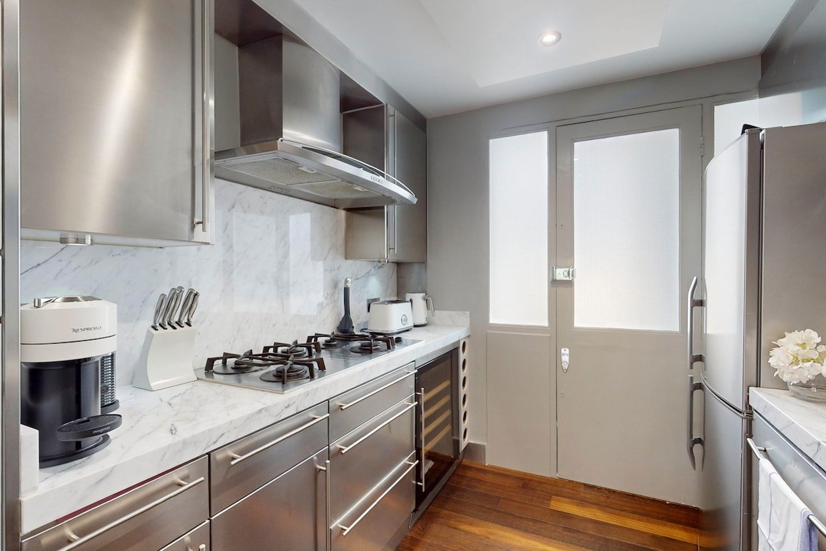 Luxury 3Bed/3Bath Duplex near Kensington Palace gallery image 5