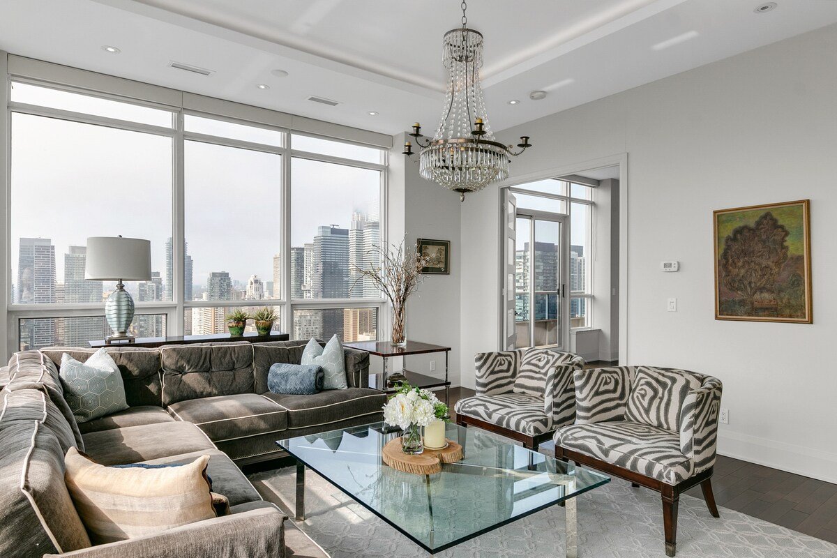 Penthouse * Rare * Stunning Views * 2500 sq ft gallery image 2