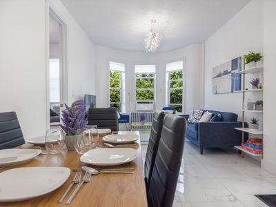 Lux 16 Bedroom -Patios-1 Min To Train, sleeps 36