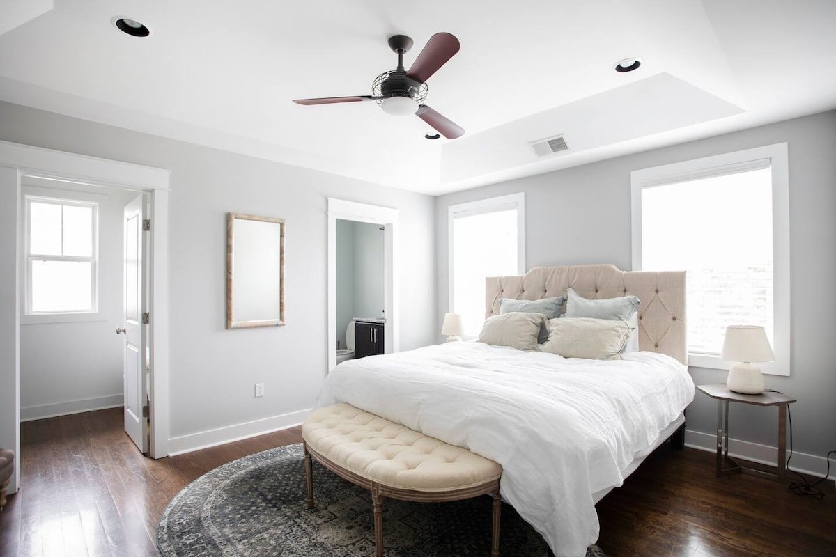 Spacious retreat near 12 South w/ BBQ gallery image 4