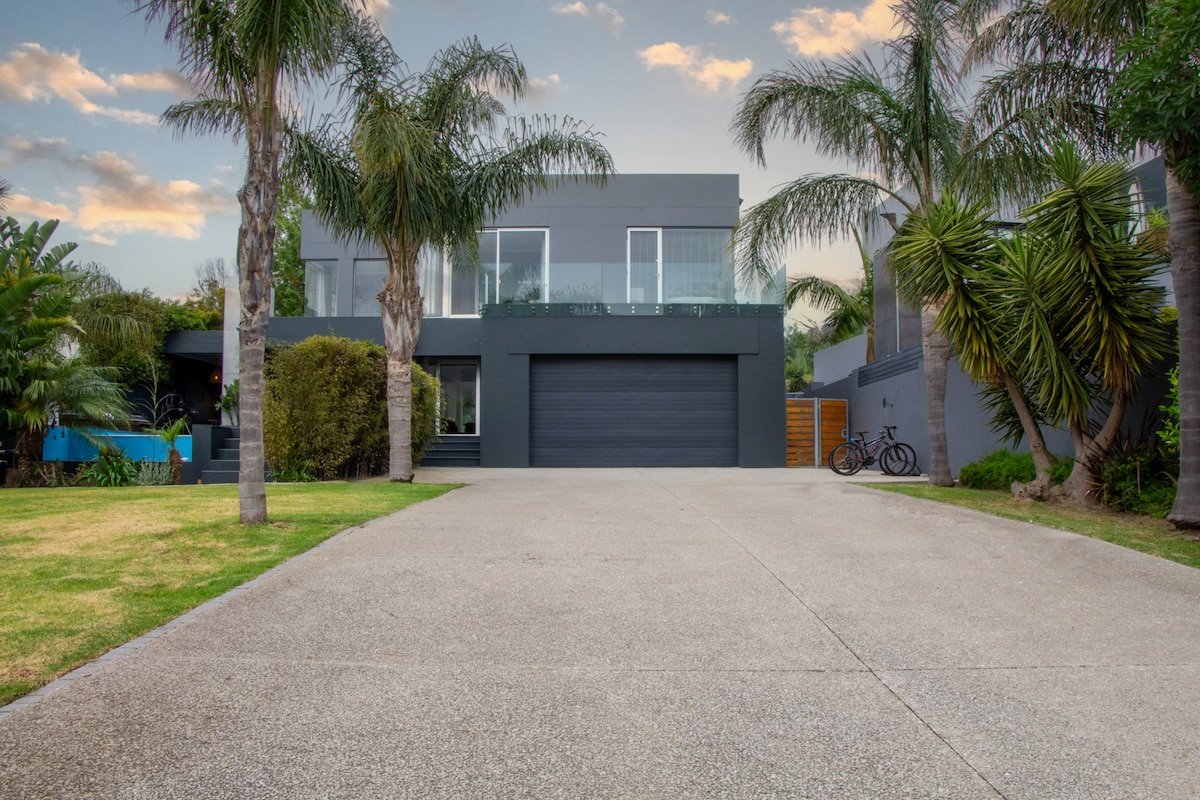 Luxury Villa With Great Mountain Views and Pool gallery image 4