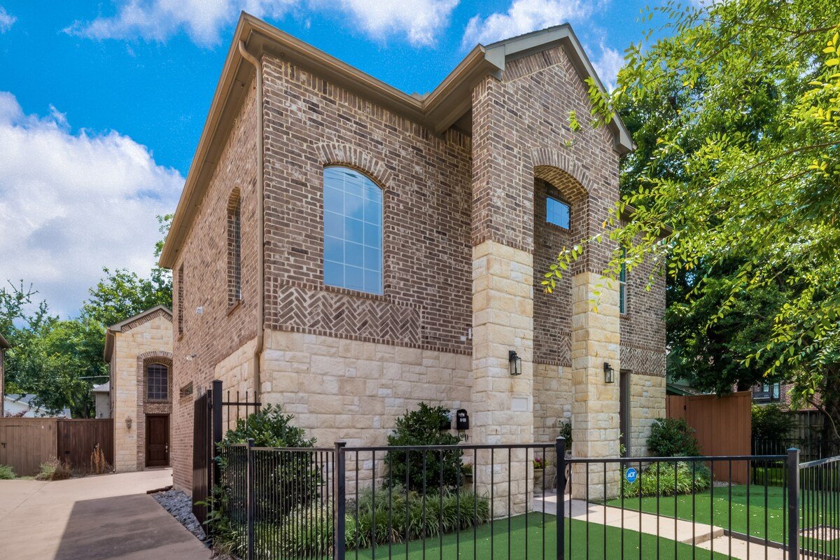 Luxury Living – Uptown Dallas – Sleeps 8! gallery image 3