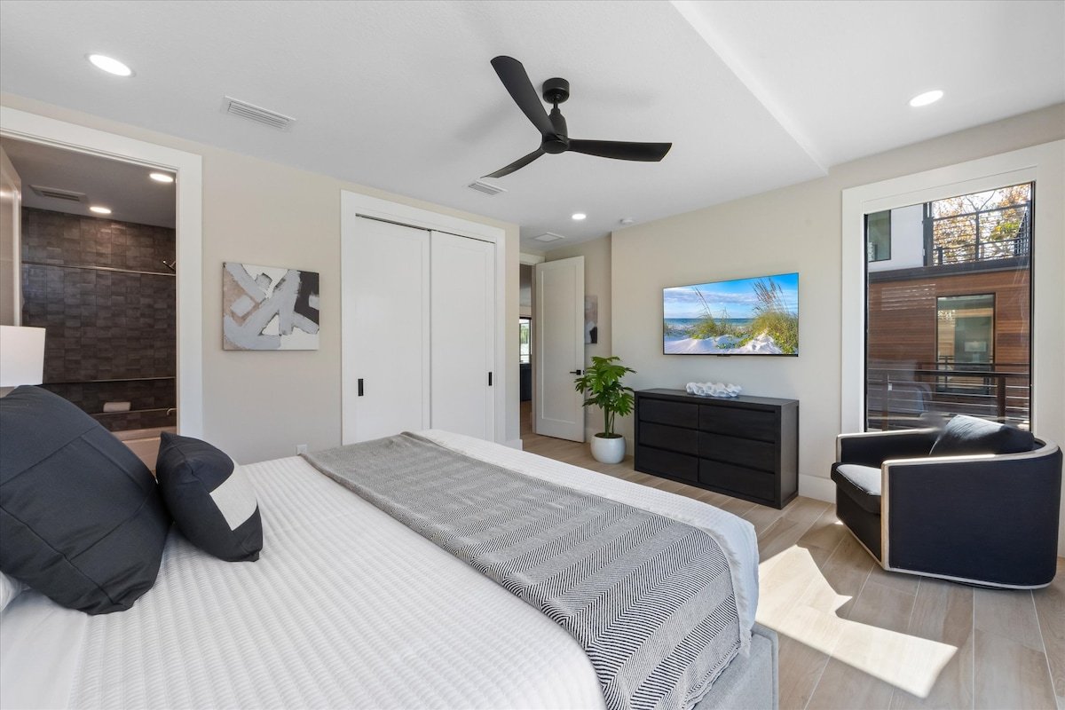 Lido Luxe Estate: Rental with Pool & Rooftop Deck gallery image 2