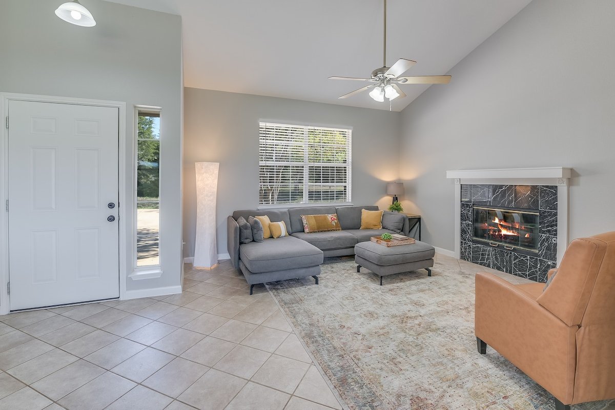 Two 4 BDRM Homes on 6 Acres W/Pools & River Access gallery image 5