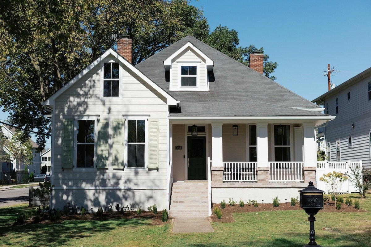 Luxury Vintage Victorian! 10 Beds, 8 min-DT, Pets gallery image 2