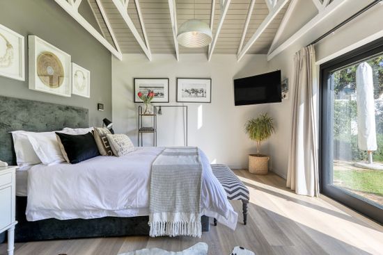 Villa Warbler Photo 2