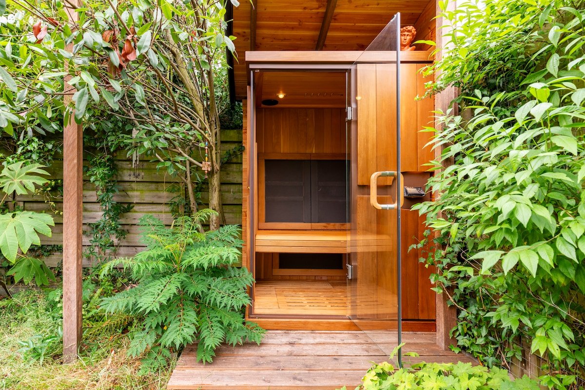 Garden jacuzzi & sauna in vintage oasis with bikes gallery image 4