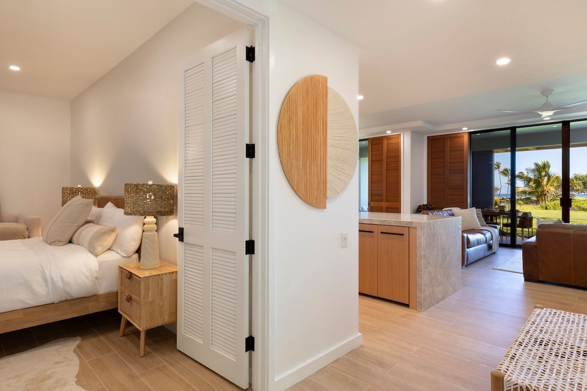 Gorgeous, Fully-Upgraded Oceanfront Condo by Beach gallery image 4