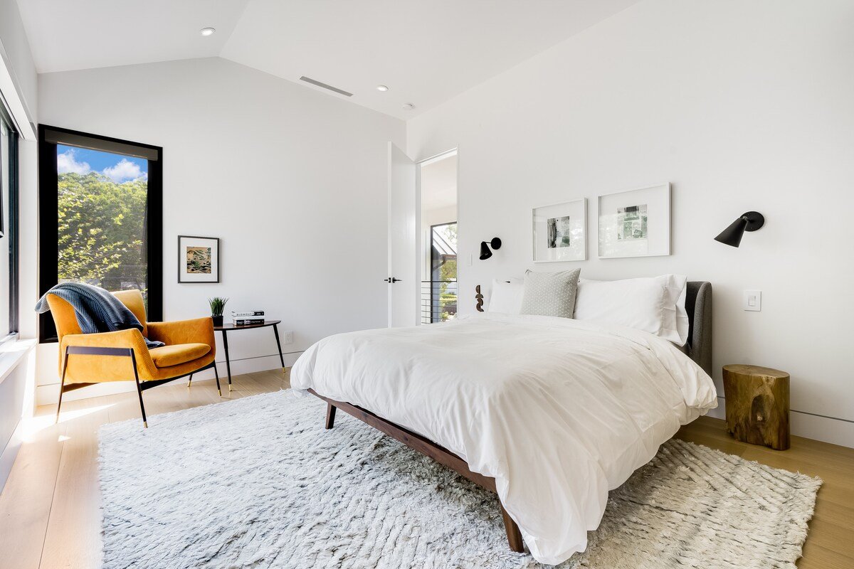 Contemporary Waterfront Paradise gallery image 5