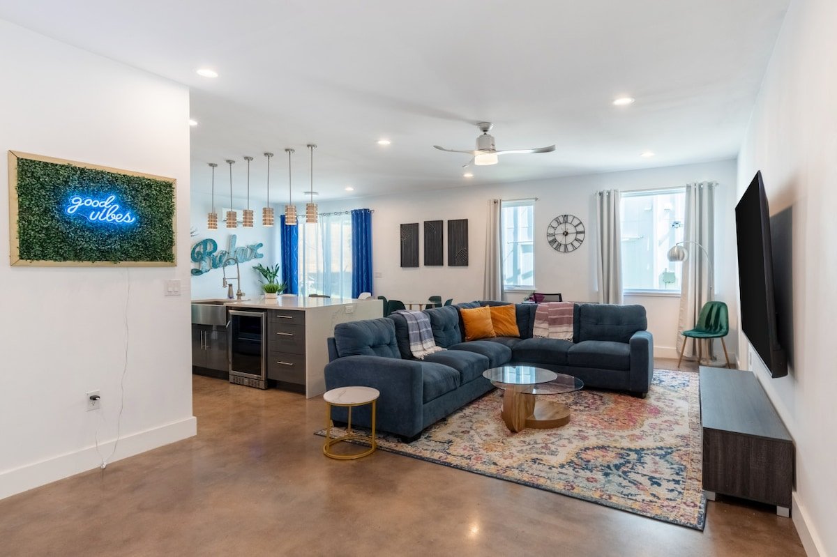 Huge 5+BR Gem w/ Hot Tub & Pool Table – Near Dtown gallery image 3