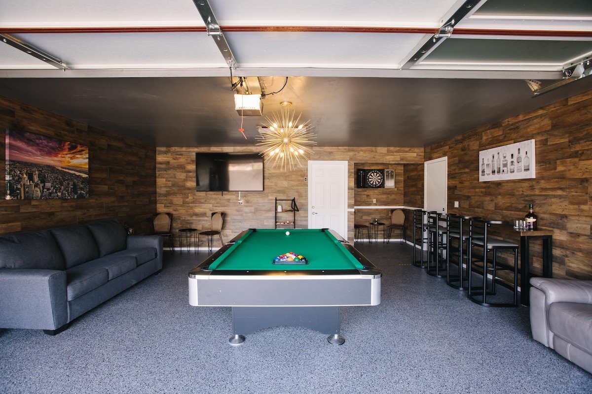 Sleeps 18 | Heated Pool | MiniGolf | Uptown Dallas gallery image 5