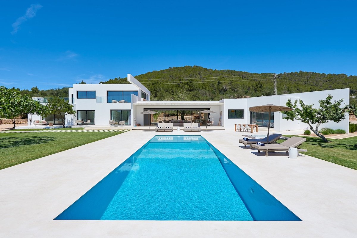 Mountain views- Large pool- Jacuzzi-Outdoor cinema