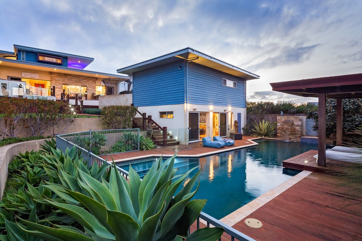 Fragrant Harbour – pool, log fire & ocean views!