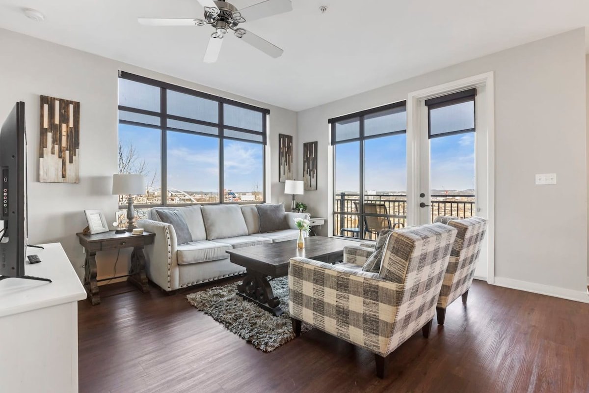 Luxurious Downtown Corner 2 bd 2bth-#220 gallery image 3