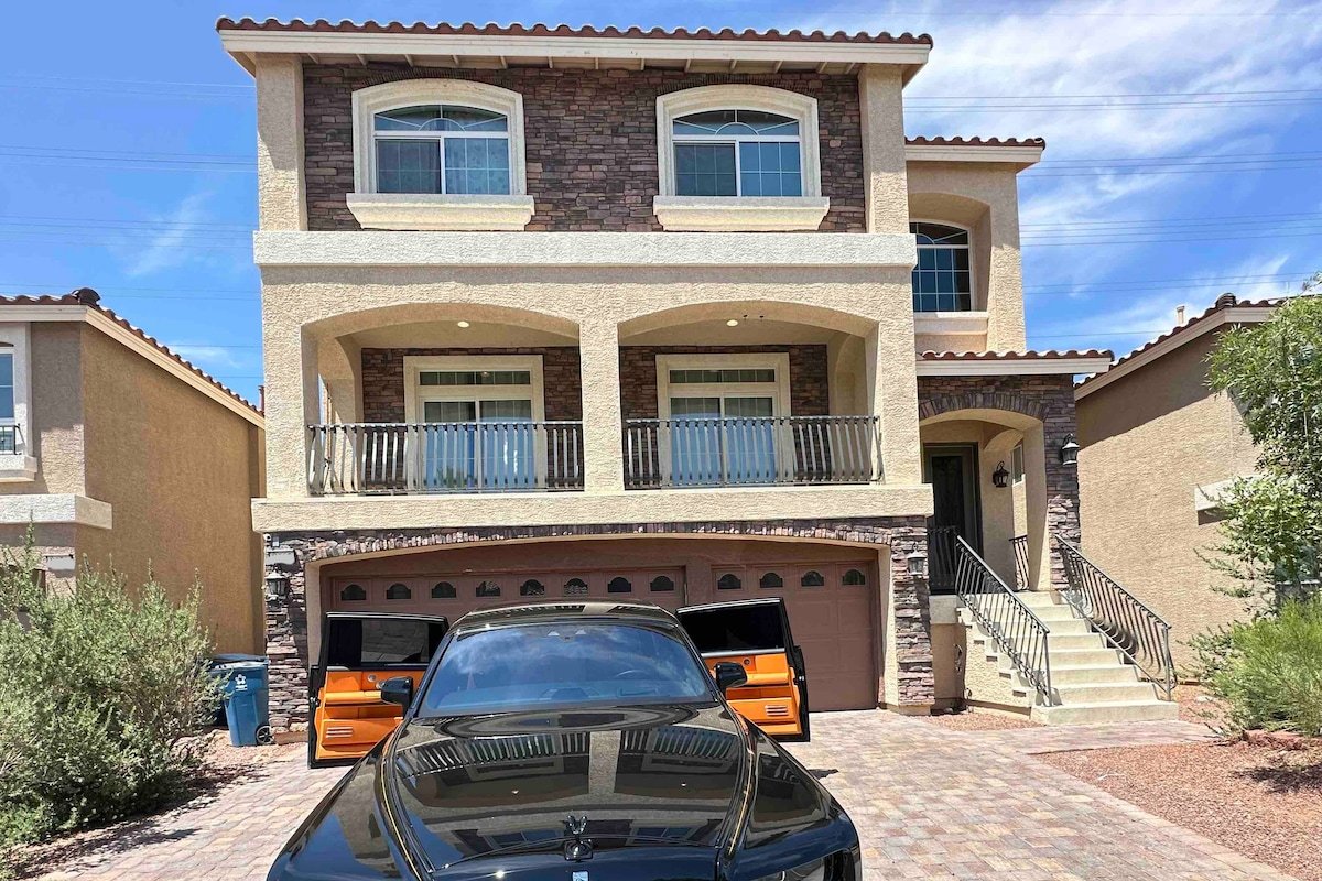 #65 Cheerful Tri-Level 6BD 4K+ SQFT Arcade Games gallery image 3