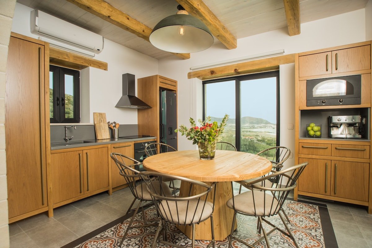 Villa Bespoke, sea view, heated pool, jacuzzi, 2BD gallery image 5