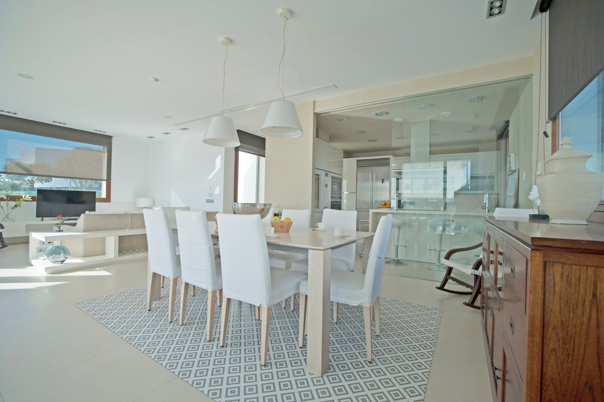 Villa Vistazul Sea-front majestic 5 bedroom villa gallery image 3