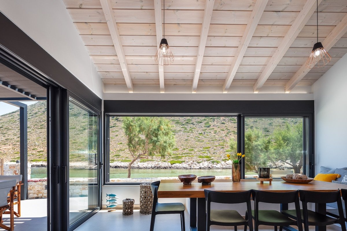 On the beach, walking distance to amenities gallery image 4