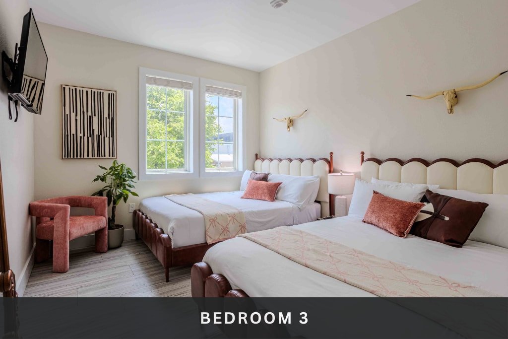Inn Cahoots 5BR | Sleeps 16 • Pool • Music • E 6th gallery image 5