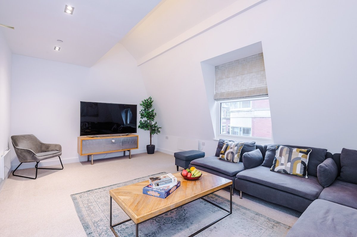 Luxurious House – 3 bedrooms & Free Parking gallery image 2