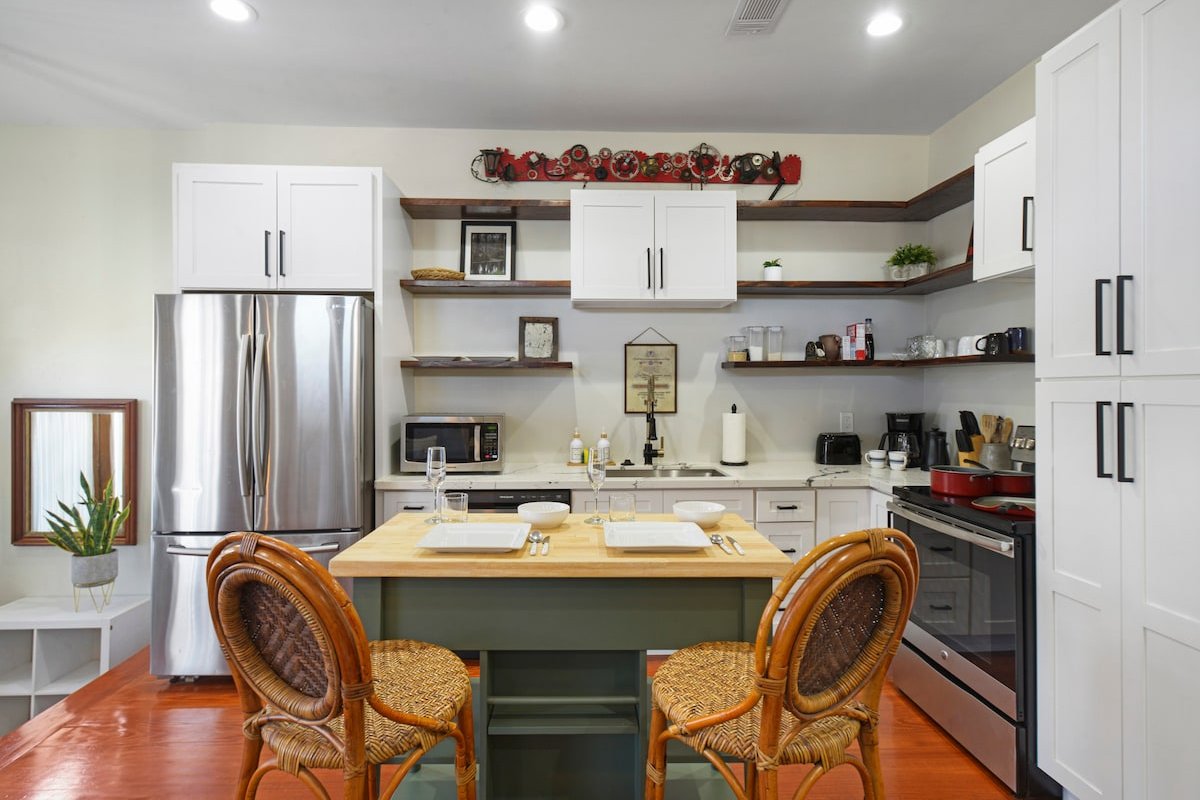 French Quarter HQ- 9 Beds, Bonus BR & TVs in 2BRs gallery image 5