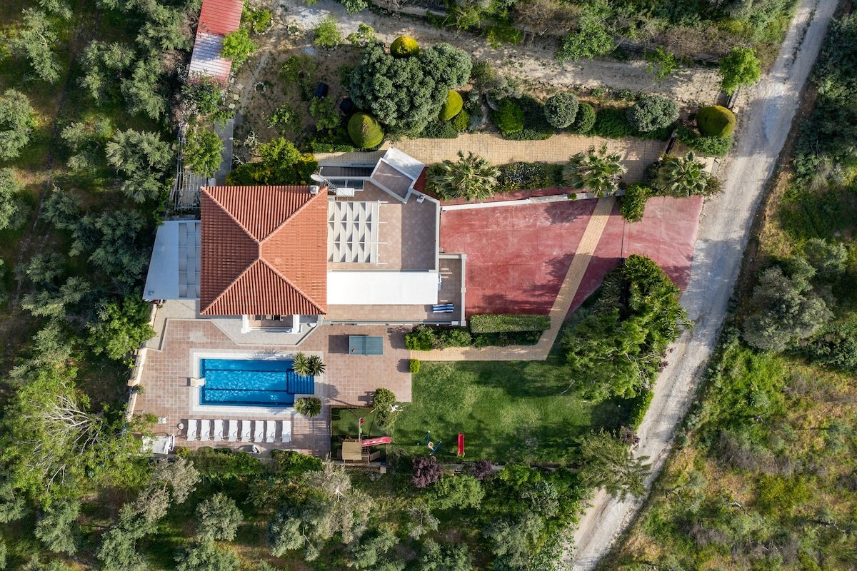 Tsourlakis Residence, an oasis of tranquility gallery image 4